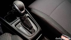 Cần số trên xe Suzuki Ertiga Sport có thiết kế dài