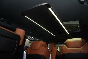 Đèn trang trí trần xe Toyota Alphard 2025 có thể tùy chọn 14 màu cơ bản, cùng 50 màu mở rộng