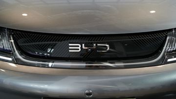 Mặt ca-lăng BYD Dolphin 2024 được thiết kế những hoa văn đan xen tinh xảo