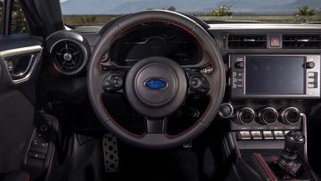 Subaru BRZ 2023 còn sở hữu vô lăng 3 chấu bọc da với đường kính nhỏ