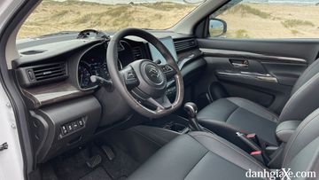 Tuy là xe MPV nhưng cột A của xe khá gọn gàng, mang đến tầm quan sát tốt cho người điều khiển xe.