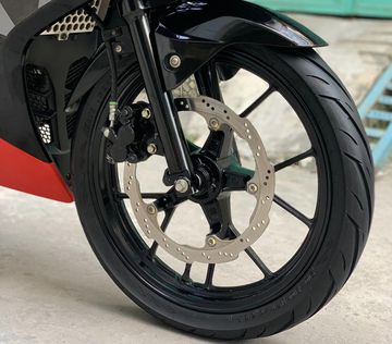 Suzuki GSX R150 2023 sở hữu phanh đĩa trước có thiết kế đậm chất thể thao