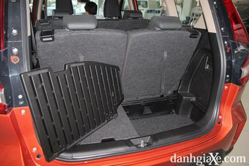 Khoang hành lý trên Suzuki XL7 khi không gập hàng ghế thứ 3
