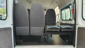 Hàng ghế cuối của mẫu minibus được tái thiết kế với lưng ghế có thể gập lại, khoảng để chân gọn hơn nhằm tối ưu không gian chứa đồ