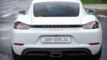 Đuôi xe Porsche 718 Cayman 2024 mang những đường nét thiết kế tinh tế