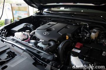 Khoang động cơ Toyota Hilux 2021