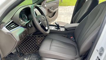  Hàng ghế trước với thiết kế khá dày dặn, ôm sát lưng