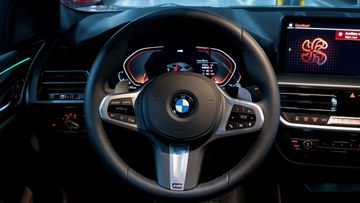 Vô lăng BMW X4 2023 vẫn là kiểu M Sport bọc da cao cấp