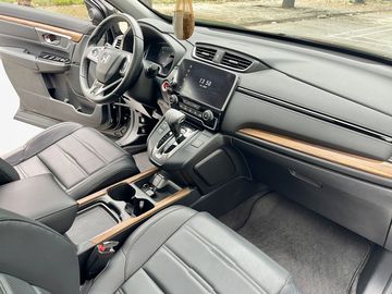 Nổi bật ở vị trí trung tâm bảng taplo là màn hình giải trí 7 inch