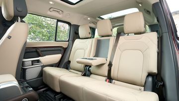Hàng ghế thứ hai của Land Rover Defender 130 tích hợp tựa tay trung tâm với 2 giá để cốc