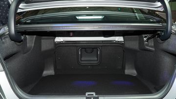 Cốp hành lý Toyota Camry 2025 vẫn khá rộng rãi, đáp ứng tối đa nhu cầu người dùng