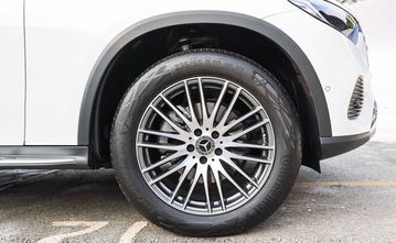 Mercedes GLC 200 2024 sử dụng mâm xe kích thước 19 inch cùng thiết kế 10 chấu kép mới