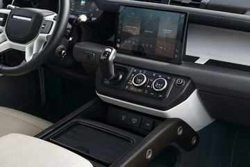 Màn hình giải trí dành cho hàng ghế phía trước của xe Defender 2024