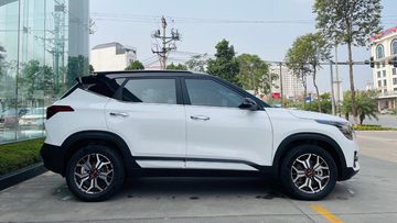 Điểm nhấn phần thân xe là đường viền chrome chạy dọc cạnh dưới cửa kính dài lên tận cột chữ C phía sau