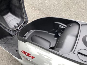 Cốp xe Honda SH 160i 2024 có sức chứa rộng rãi lên tới 28 lít