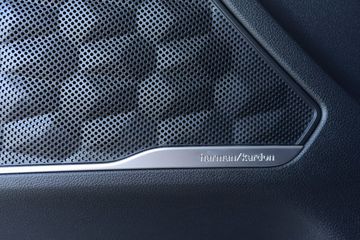 Hệ thống âm thanh trên Hyundai SantaFe 2023 trang bị tiêu chuẩn với dàn âm thanh 10 loa Harman-Kardon