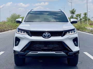 Đầu xe Toyota Fortuner 2023 bản Legender được thiết kế thon gọn và có phần hút mắt hơn