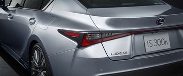Đuôi xe Lexus IS300h 2023 với thiết kế thể thao, năng động