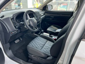 Mitsubishi Outlander 2023 sở hữu nhiều các tiện ích dành cho người trực tiếp cầm lái cũng như mọi vị trí ngồi trên xe