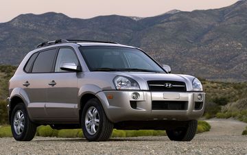 Hyundai Tucson được ra lần đầu mắt vào năm 2004