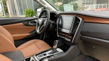 Vị trí ghế lái có thể điều chỉnh cơ hoặc chỉnh điện