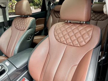 Hyundai SantaFe 2023 vẫn sử dụng ghế ngồi bọc da như trước đây với phần lưng giữ nguyên họa tiết quả trám đặc trưng