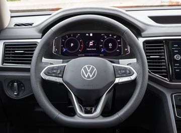 Tuy là thiết kế 3 chấu D-Cut nhưng cảm giác cầm nắm của vô lăng Volkswagen Teramont 2023 mang lại không thể sánh bằng các đối thủ