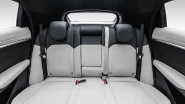 Hàng ghế sau VinFast VF 7 2024 có không gian khá thoải mái, trang bị đủ 3 tựa đầu cho hành khách.