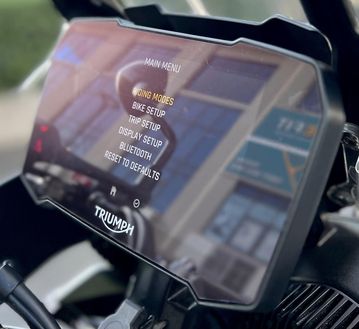 Tiger 900 Rally Pro sở hữu màn hình TFT full-colour với 4 phong cách, tông màu hiển thị khác nhau