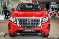 Lưới tản nhiệt Nissan Navara 2022 mạ viền crom