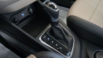 Cần số bọc da trên Hyundai Accent bản đặc biệt