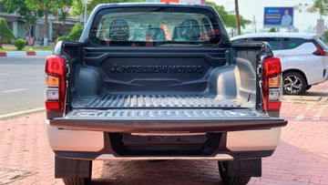 Mitsubishi Triton 2024 cho khả năng chứa đồ và chở hàng ở mức khá, và tất nhiên vẫn còn “lép vế” trước các đối thủ