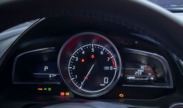 Khoang lái của Mazda CX-3 2023 còn có cụm đồng hồ đo lường với 1 đồng hồ Analog ở trung tâm và 2 màn hình LCD cỡ nhỏ đối xứng hai bên