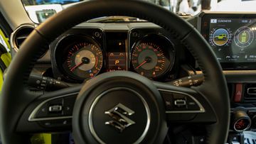 Đồng hồ lái Suzuki Jimny 2024 dạng cơ với màn hình đa thông tin khá cơ bản