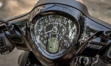 Yamaha Janus 2024 sở hữu cụm đồng hồ analog với kim dạ quang giúp quan sát vào ban đêm tốt hơn