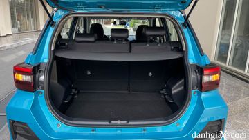 Cốp sau của Toyota Raize 2022 có dung tích chở hành lý cũng ở mức tốt, có thể chứa được 2 vali lớn hoặc 4 vali nhỏ xếp chồng lên. Toyota cũng trang bị sẵn tấm lót để tối ưu hoá khoang hành lý và có thể tháo rời nếu 