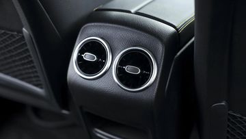 Cửa gió điều hòa phía sau Mercedes-AMG GLA 45 S 4MATIC+ không linh hoạt