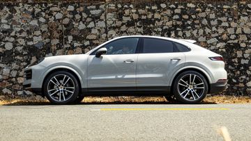 Thân xe Porsche Cayenne 2024 được làm căng tối đa, kết hợp với viền dập nổi khỏe khoắn