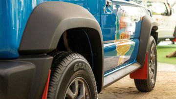 Thân xe Suzuki Jimny 2024 hầm hố với các ốp cua bánh to bản, và được sơn đen nhám cứng cáp