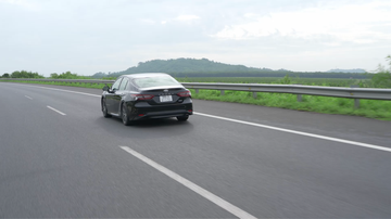 Với Camry, người lái nhàn hơn rất nhiều khi đi cao tốc