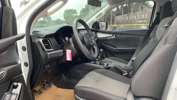 Hai biến thể thấp cấp hơn chỉ sử dụng ghế bọc nỉ