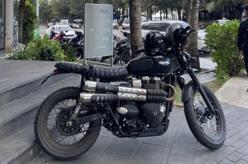 Scrambler 900 màu đen bóng