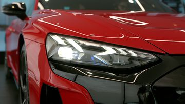 Cụm đèn pha có thiết kế thanh mảnh, sắc sảo, ứng dụng công nghệ LED Matrix hiện đại