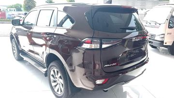 Cản sau được tinh chỉnh, mang đến sự mạnh mẽ cho vẻ ngoài