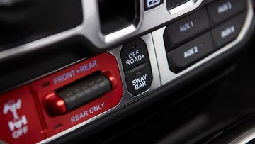Chức năng Sway Bar ngắt kết nối thanh cân bằng giữa hai bánh xe trước, giúp Jeep Gladiator 2023 có khả năng vượt địa hình tốt nhất