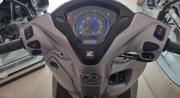 Honda Lead 2024 được trang bị mặt đồng hồ cao cấp với màn hình thông minh