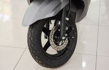 Suzuki trang bị cho Burgman 2023 lốp không săm và phanh đĩa đơn cho bánh trước