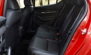 Hàng ghế sau có không gian vừa đủ nhưng dễ gây cảm giác mệt mỏi nếu phải ngồi lâu