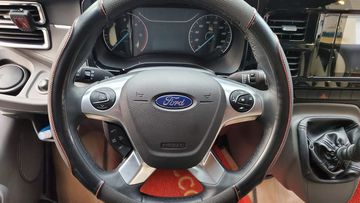 Vô lăng 4 chấu, được trang bị thêm các nút bấm chức năng hiện đại