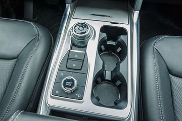 Cần số trên Ford Explorer 2023 là dạng núm xoay hiện đại